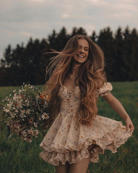 Themes For Senior Pictures, Feminine Photoshoot Poses, Floral Photoshoot Ideas Outdoor, Floral Dress Photoshoot Ideas, Spring Dress Photoshoot, Senior Photos With Props, Senior Picture Theme Ideas, Outdoor Spring Photoshoot, Cottagecore Aesthetic Photoshoot