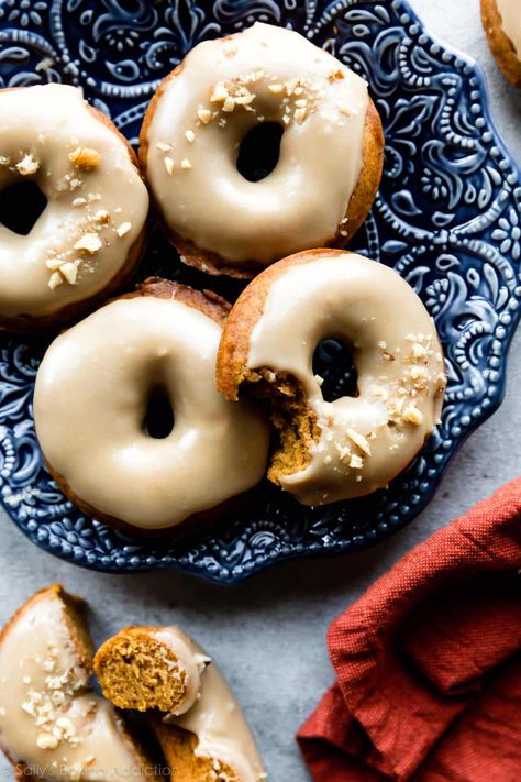 Baked Pumpkin Donuts (Easy Recipe) - Sally's Baking Addiction Pumpkin Doughnuts, Desserts Pumpkin, Brown Sugar Icing, Crumb Cake Muffins, Pumpkin Donuts Recipe, Pumpkin Cheesecake Muffins, Pumpkin Doughnut, Pumpkin Spice Donut, Homemade Pumpkin Spice