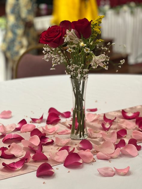 4 Roses, Glass Vases Centerpieces, Tall Glass Vase, Rose Centerpieces, Clear Vases, Glass Bud Vase, Tall Vase, Rose Vase, Fresh Flowers Arrangements