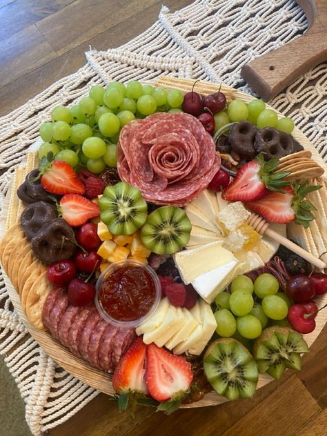 Carcutary Board Ideas, Charcuterie Board Fun, Diy Wine Tasting Party, Grazing Food, Plateau Charcuterie, Charcuterie Gifts, Catering Ideas Food, Party Food Buffet, Best Party Food