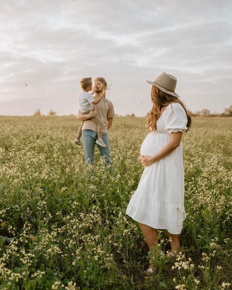 Field Maternity Photoshoot, Flower Field Photoshoot, Maternity Shoot Outfit, Baby Announcement Photoshoot, Photoshoot Maternity, Baby Announcement Photos, Maternity Photography Poses, Flo Rida, Maternity Photoshoot