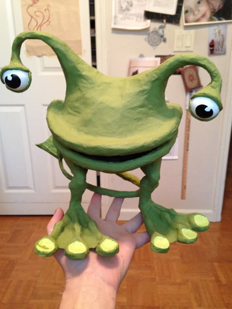 another cute paper mache monster Monster Clay, Clay Garden, Paper Mache Projects, Paper Mache Animals, Sculpture Lessons, Paper Mache Clay, Paper Mache Sculpture, Paper Mache Art, Paper Mache Crafts