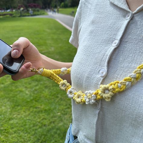 This very soft (100% cotton) mobile phone chain/shoulder strap/lanyard, with daisy flowers pattern, is perfect for traveling light. Wear your phone crossbody to keep your hands free! You will not miss a call or a photo while on the move! >> D I M E N S I O N S << 120 cm Long 💡Macrame Strap is the perfect way to customize your  phone cases! Bohemian inspired, this strap is both comfortable and stylish. 💡It can be personalized gift, if you have preference color combination( 3 colors), please feel free to message us!  💡If you have any questions, please feel free to message us. We will try our best to accommodate your request. **please note that colors do vary on different screens** Crochet Messenger Bag, Macrame Strap, Crochet Lanyard, Camera Purse, Bohemian Diy, Crochet Macrame, Daisy Crochet, Custom Lanyards, Diamond Knot