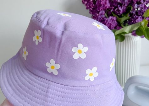 Cricut Bucket Hat Ideas, Bucket Hat Sublimation, Bucket Hat Painting Diy, Vinyl Bucket Hat, Customized Bucket Hat, Cricut Hat Projects, Bucket Hat Decorating Ideas, Bucket Hat Custom, Funky Hats Diy