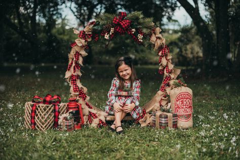 Christmas Mini Sessions Outdoor, Wreath Photography, Outdoor Christmas Photos, Merritt Island Florida, Santa Mini Session, Christmas Mini Shoot, Fall Photo Props, Newborn Christmas Photos, Christmas Family Photoshoot