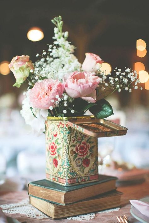 Book Wedding Centerpieces, Vintage Wedding Centerpieces, Interior Boho, Elegant Wedding Centerpiece, Vintage Centerpieces, Tafel Decor, Tea Party Wedding, Vintage Tea Party, Tea Party Bridal Shower