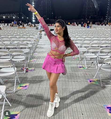 Karol G Outfits Concert, Karol G Concert Outfits, Karol G Concert, Pink In Concert, Becky G Outfits, Concert Outfits, Concert Looks, Becky G, Concert Outfit