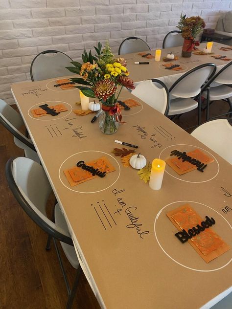 Thanksgiving Set Up Thanksgiving Large Group, Butcher Paper Tablecloth, Thanksgiving Dinner Table Setting, Thanksgiving Dinner Decor, Friendsgiving Dinner Party, Friendsgiving Decorations, Thanksgiving Dinner Party, Paper Tablecloth, Thanksgiving Friendsgiving