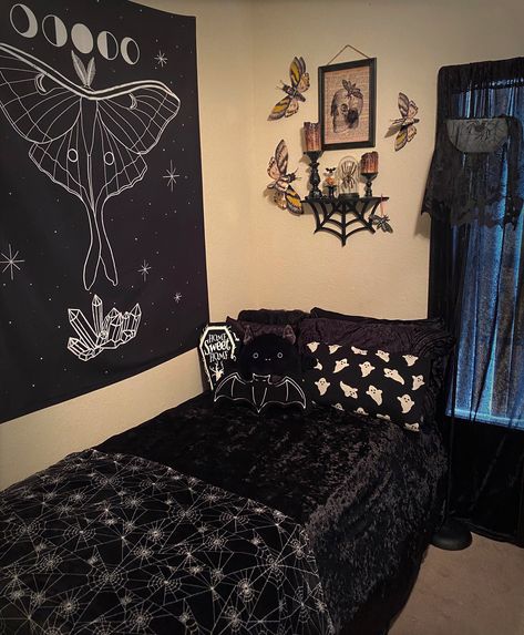 Goth Dorm Room Aesthetic, Small Goth Apartment Ideas, Dorm Room Ideas Goth, Gothic Bedroom Small, Gothic Dorm Room Aesthetic, Small Gothic Room Ideas, Gothic Dorm Room Ideas, Hippy Goth Room, Dorm Room Goth