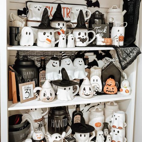 👻 Throw back to Last years Halloween Display 🧡 Candese here 🙋🏻‍♀️ I love cute Ghost almost as much as I love Vintage Santa’s !!! Seeing everyone’s throwbacks to their fall and spooky displays gets me really excited for my favorite time of year. I know we still have some summer left, but this fall girl is ready 🍂🍁 Shout out to @tjmaxx @marshalls @homegoods @magenta_inc @raedunn for the cutest ghost and Jack o lantern mugs, along with my FAVORITE Pottery line 👻🧡 Halloween Mug Display, Rae Dunn Mug Display, Ghost Decor, Fall Girl, Mug Display, Ghost Decoration, Throw Back, Halloween Displays, Halloween Aesthetic