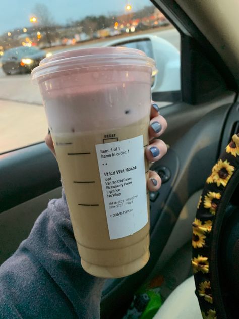 Iced Mocha Coffee, Iced White Chocolate Mocha, Mocha Drink, Iced White Mocha, Cold Starbucks Drinks, Starbucks Vanilla, Starbucks Strawberry, Coffee Recipes Starbucks, Iced Starbucks Drinks