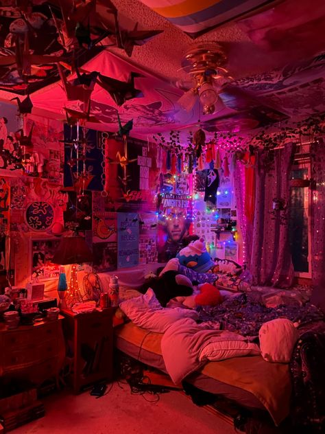 Aesthetic Cluttered Room, Room Styles Aesthetic, New Room Ideas Cozy, Over Decorated Rooms, Messy Bedroom Aesthetic Dark, Room Ideas Aesthetic Colorful, Aesthetic Ceiling Decor, Trap House Room, Pink Indie Room