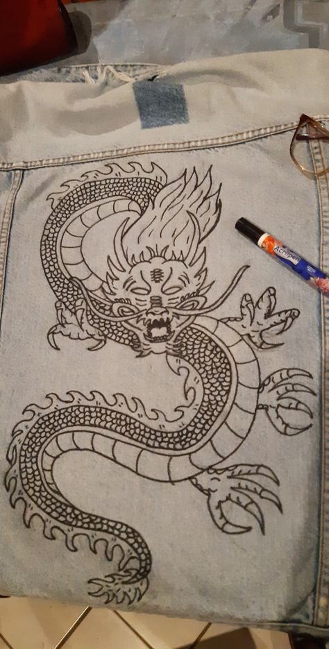 Jeans Drawing Diy, Drawing On Jeans Ideas, Draw Yourself, Jeans Drawing, Reworked Clothes, Handmade Pants, Painted Clothes Diy, Diy Clothes Design, Custom Jeans