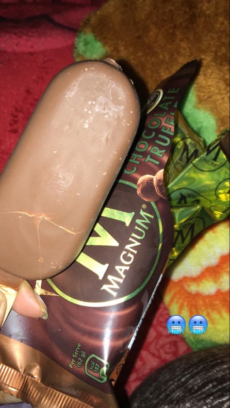 Magnum icecream Es Cream, 2000 Wallpaper, Magnum Ice Cream, Best Friend Gifs, Food Therapy, Chocolate Tea, Snap Food, Food Snapchat, Winter Aesthetic