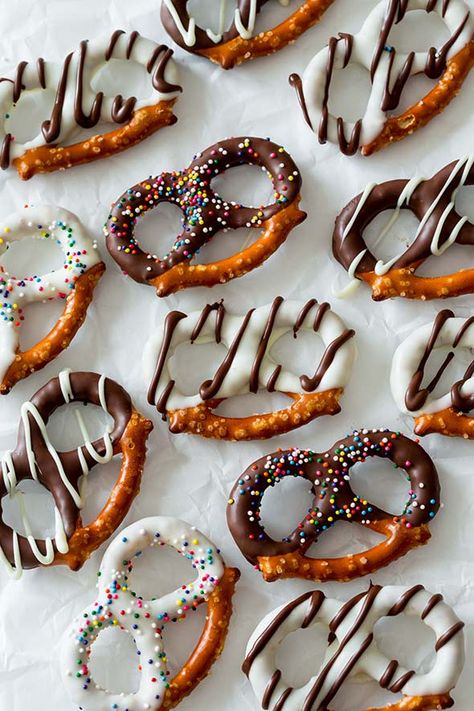 An assortment of chocolate covered pretzels with white and dark chocolate coating and sprinkles Pretzels With Chocolate, Recept Sandwiches, Chocolate Covered Pretzels Recipe, Chocolate Dipped Pretzels, Pretzel Dip, Covered Pretzels, Pretzels Recipe, Chocolate Covered Treats, Chocolate Pretzels