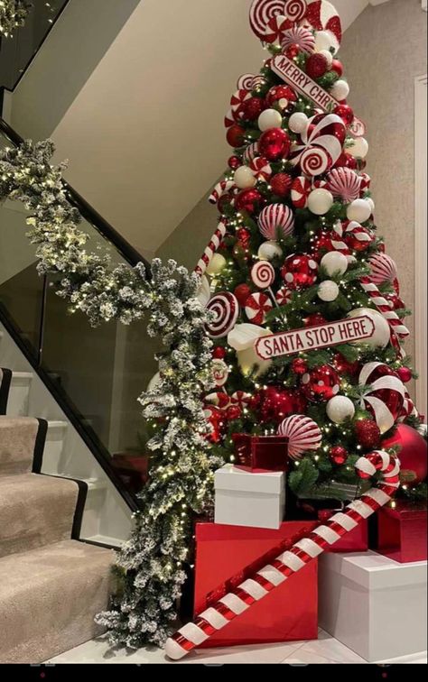 Christmas Tree Inspo, Christmas Decorations Centerpiece, Pretty Christmas Decorations, Candy Christmas Tree, Candy Cane Christmas Tree, Christmas Tree Decorating Themes, Peppermint Christmas, Elegant Christmas Trees, Creative Christmas Trees