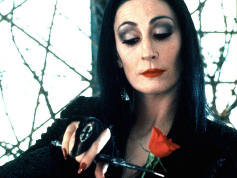 6 Quotes That Prove Morticia Addams Is A Feminist Queen Who Has It All | Bustle Morticia Addams 1991, The Addams Family Aesthetic, The Addams Family Movie, Addams Family 1991, Familia Addams, Addams Family Costumes, Gomez Addams, Gomez And Morticia, Anjelica Huston