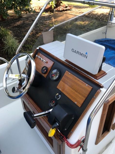 Boston Whaler Boats, Center Console Fishing Boats, Tiny Boat, Lincoln Highway, Boston Whaler, Wooden Boat Building, Boat Stuff, Boat Design, Wooden Boats