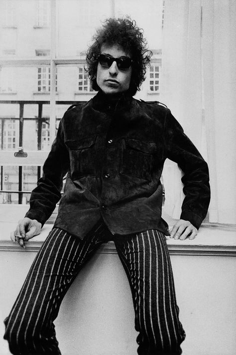 Bob Dylan wears his iconic Ray-Ban Wayfarers. Most Stylish Men, Folk Rock, Serge Gainsbourg, Boy George, Best Mens Fashion, New Rock, Keith Richards, Music Legends, Soft Grunge