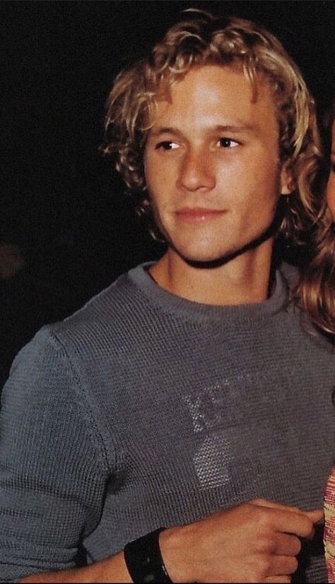 Heath Ledger in 2000 Heath Ledger 2000’s, Heath Ledger Hairstyle, Blond Heath Ledger, Famous Celebrities Men, 90s Men Celebrities, Heath Ledger Wallpaper Iphone, Heath Ledger Hot Pics, Heath Ledger Hair, Hot Famous People