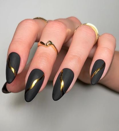 Gold Swirl Nails, Nails Matte Black, Nails New Years, New Years Nail, Manicure Steps, Gold Chrome Nails, Penny Pincher Fashion, Swirl Nails, Holiday Nails Christmas