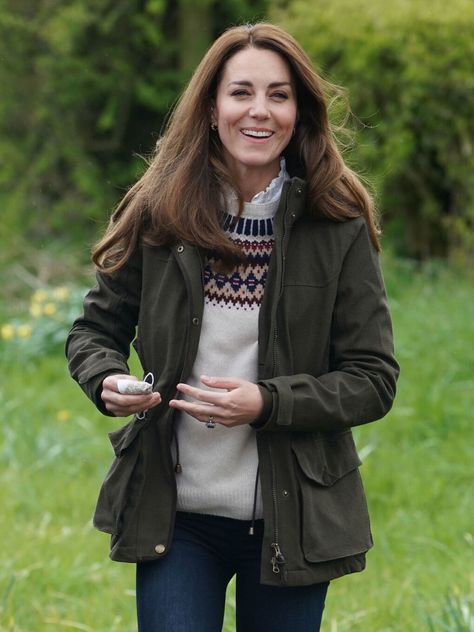 The Seeland Woodcock Advanced Ladies Jacket is a women's outdoor country jacket that is very stylish and also windproof and waterproof. A feminine cut with traditional British style is a favourite of HRH Duchess of Cambridge Kate Middleton. The 4-way stretch material feels soft and warm and the coat has all the features of a premium shooting jacket. Main Fabric: 98% Polyester/2% Spandex, Herringbone, TPolyurethane-coatingLining: 90% Polyester/10% Spandex, Plain woven stretch, SEETEX membrane Fea Ladies Country Fashion, Kate Middleton Outdoor Style, British Casual Style Women, Kate Middleton Country Style, British Country Fashion, Shooting Outfits For Women, British Clothing Style Women, Autumn Outfits Uk, Women’s Country Outfits