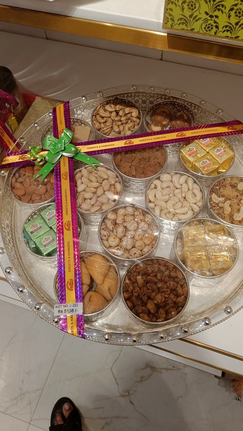 Dry fruits gift pack Tilak Gift Decoration, How To Pack Dry Fruits For Gift, Dry Fruits Box Packing Ideas Gift, Dry Fruit Tray Decoration Ideas, Dry Fruits Packing Ideas Gift Basket, Engagement Fruits Packing Ideas, Dry Fruits Packing Ideas Gift In Tray, Dry Fruits Packing Ideas Gift Wedding, Dryfruits Packing Ideas