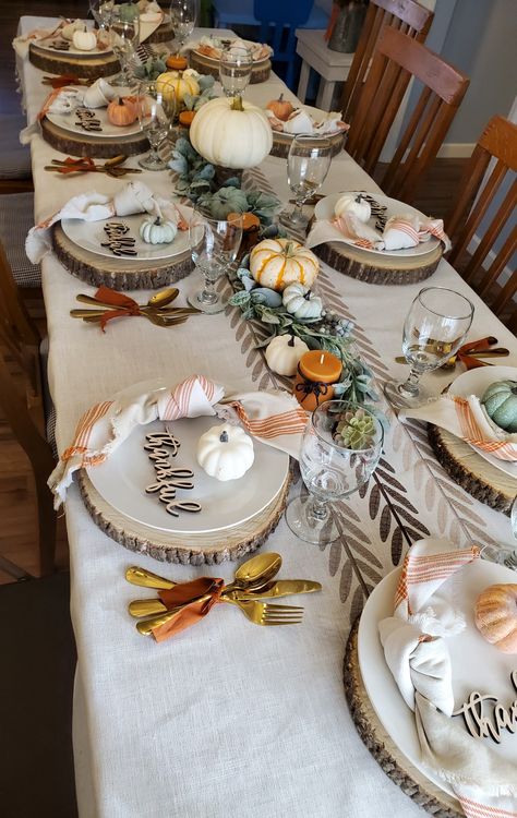 Thanks Giving Dinner Table Setting, Backdrop For Thanksgiving, Thanksgiving Table Settings Farmhouse, Outdoor Thanksgiving Table Settings, Simple Fall Dinner Table Decor, Thanks Giving Table Setup, Fall Decor Table Setting, Friendsgiving Food Set Up, Thanksgiving Dinner Table Set Up