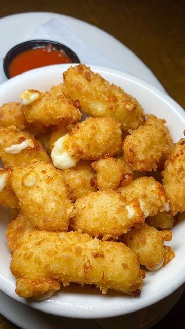 Cheese Pull, Cheese Curds, Food Babe, Food Spot, Food Therapy, Cheesy Recipes, Yummy Comfort Food, Nyc Food, Delicious Snacks Recipes