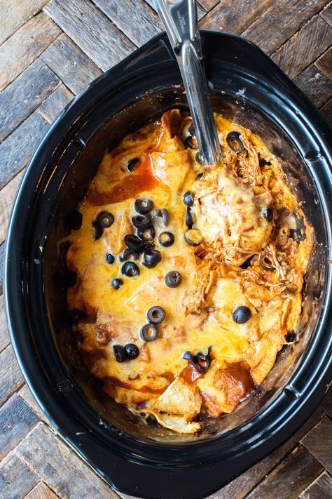 enchilada casserole with olives on top and metal spoon in it. Slow Cooker Enchiladas, Slow Cooker Dinner Recipes, Crockpot Casserole, Easy Dinner Recipes Crockpot, Best Crockpot Recipes, Chicken Enchilada Casserole, One Pot Meal, Crockpot Recipes Beef, Slow Cooker Dinner