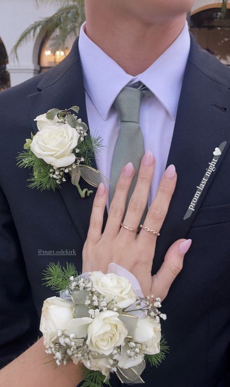 Prom Boutonniere, Prom Flowers Corsage, White Corsage, Prom Bouquet, Homecoming Corsage, Prom Corsage And Boutonniere, Boutonnieres Prom, Corsage And Boutonniere Set, Prom Couples