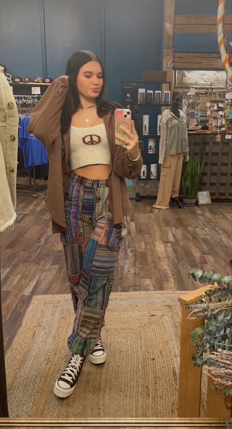 fall hippie boho outfit idea Earthy Girl Fall Outfits, Hippie Outfits For Winter, Reggae Style Outfits, Hippy Pants Outfit, Winter Hippy Outfits, Hippy Style Outfits, Hippie School Outfits, Hippie Style Clothing Winter, Boho Winter Outfits Hippie