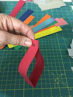 Construction Paper Chains Christmas, Christmas Light Paper Garland, Paper Christmas Lights Diy, Paper Chains Christmas Garland, Paperchain Christmas Decoration, Christmas Chains Paper, Christmas Garland Crafts For Kids, Construction Paper Christmas Lights, Paper Garland Ideas Christmas