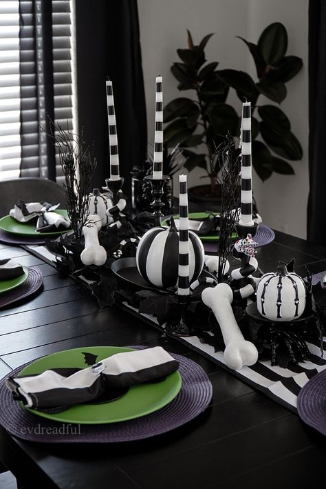 Beetlejuice Quinceanera, Indoor Halloween Party Decor Ideas, Beetlejuice Kitchen Ideas, Beetlejuice Living Room, Beetle Juice Room, Beetlejuice Table Decor, Bettle Juice Decorations Diy, Halloween Beetlejuice Decorations, Beetle Juice Party Decorations