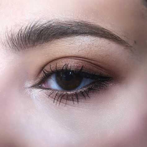 Rustic Eyeshadow Look, Smokey Eye Makeup Subtle, Basic Brown Eyeshadow, Minimal Dark Eye Makeup, Casual Brown Eye Makeup, Brown Simple Eye Makeup, Soft Dark Eye Makeup, Daily Makeup For Brown Eyes, Subtle Brown Makeup