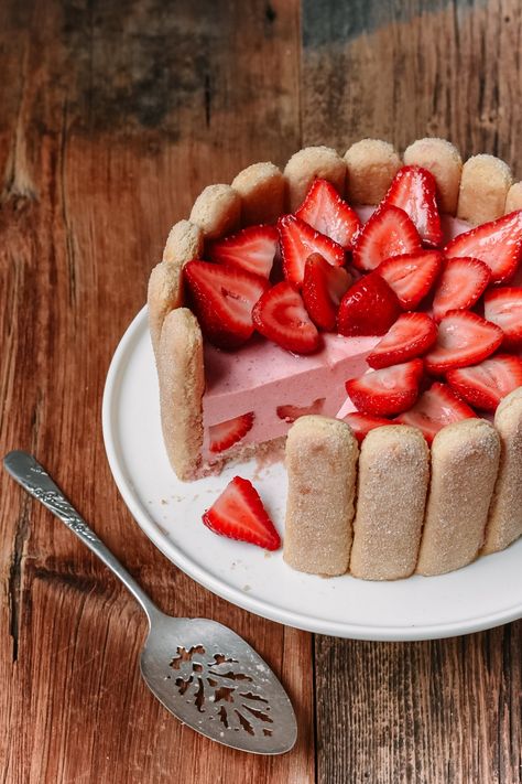 Strawberry Charlotte. Next time: add frozen raspberries to the puree, then remove seeds. Make 1/3 more mousse. Add whipped cream to top and then berries. Charlotte Cake Recipe, Strawberry Charlotte Cake, Charlotte Dessert, Strawberry Charlotte, Cake Boss Recipes, Charlotte Cake, French Baking, Strawberry Cake Recipes, Savory Cakes