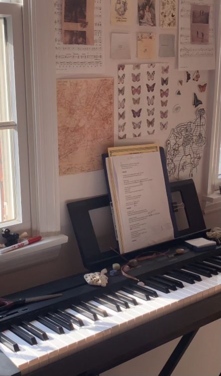 Keyboard In Room Aesthetic, Keyboard Piano Aesthetic Room, Piano In Bedroom, Bedroom With Piano, Desk Tv Stand, Writing Songs Inspiration, Music For Guitar, Uni Room, Violin Sheet