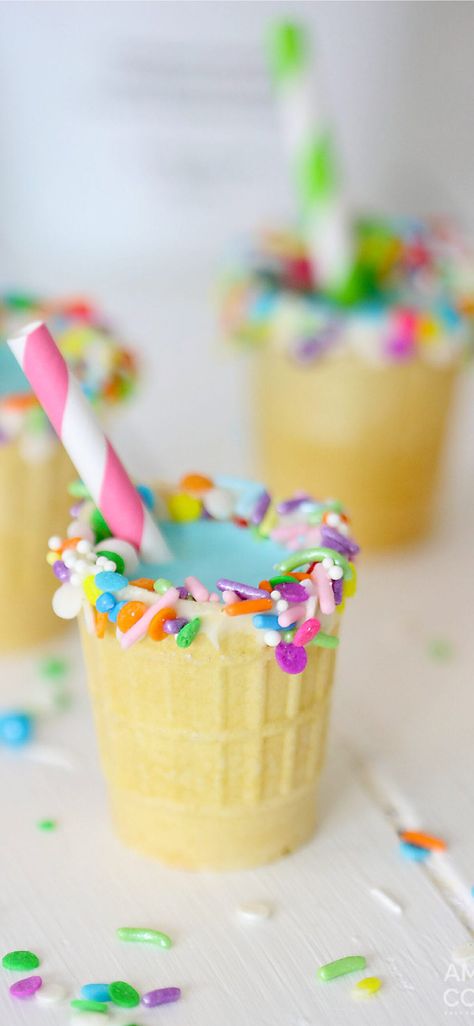 Ice Cream Cone Shots, Smore Shots Recipe, Food In Shot Glasses, Cereal Flavored Shots, How To Make Cake Shooters, Cupcake Shots Alcohol, Birthday Party Shots, Ice Cream Shots, Shot Cuterie Board Party