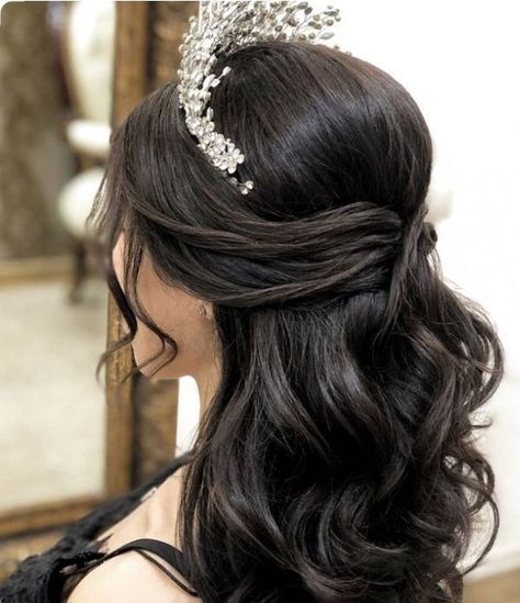 Dama Hairstyles Quinceanera, Quinceanera Hairstyles All Down, Debut Hairstyles, Sweet 16 Hairstyles, Purple Quince, Hairstyles For Gowns, Quince Hairstyles With Crown, Quinceanera Hairstyles, Hairstyles Bun