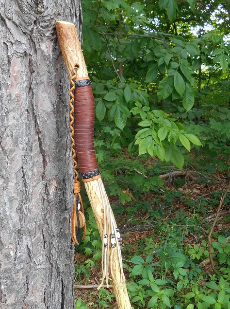 Diy Druid Staff, Diy Witch Staff, Wizard Staff Diy, Painted Walking Sticks, Walking Sticks Ideas Homemade, Walking Stick Designs, Shaman Staff, Native Spirituality, Unique Walking Sticks