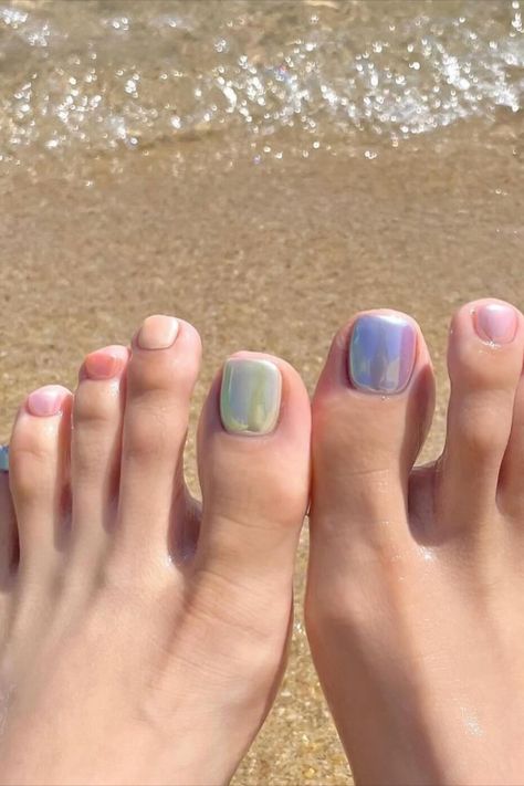 Italian Style Nails, Toe Nail Colors Summer 2024, Toe Nail Inspo Summer, Beach Toe Nail Colors, Neutral Toe Nail Colors, Italian Summer Nails, Summer Nail Sets, Beach Toe Nails, Pearl Nail Polish