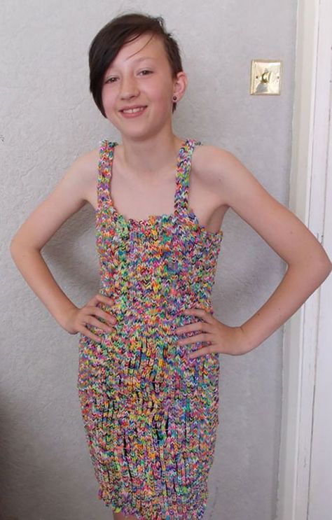 OMG Rainbow Loom DRESS. Rainbow Loom Dress, Loom Band Dress, Loom Bands Designs, Crazy Loom, Fun Loom, Rainbow Loom Tutorials, Rubber Band Crafts, Rainbow Loom Creations, Rainbow Loom Designs