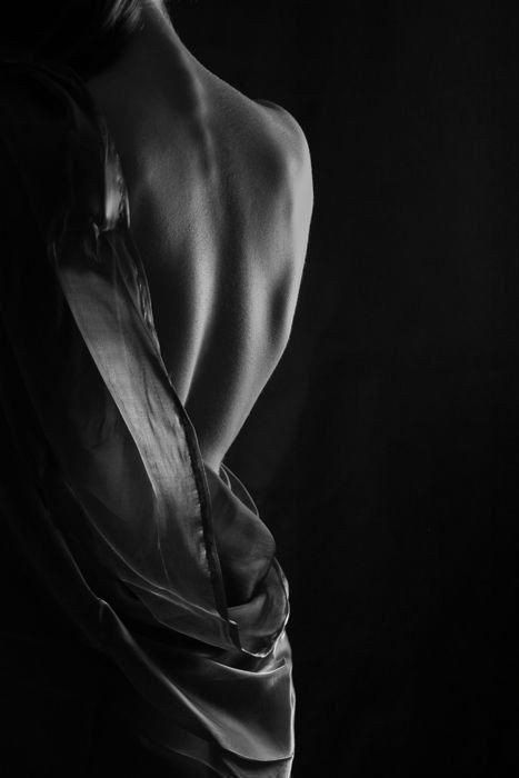 Low Key Photography, Art Photography Women, Body Art Photography, Pose Fotografi, Photographie Portrait Inspiration, Body Photography, Black And White Portraits, Dark Photography, Creative Portraits