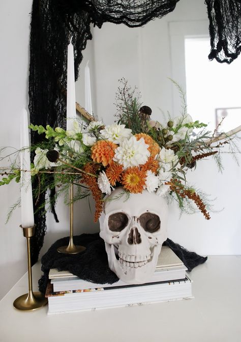 Turn a plastic skull into the perfect spooky vase! #halloweendiy #diyvase #skull Spooky Halloween Flower Arrangements, Halloween Flower Arrangements, Diy Skulls, Halloween Decor Diy, Boho Halloween, Halloween Flowers, Diy Halloween Decor, Halloween Centerpiece, Chic Halloween