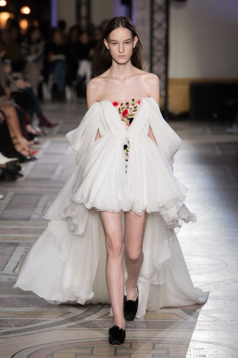 Giambattista Valli brings romantic drama to couture week - HarpersBAZAARUK Prom Dresses Off The Shoulder, Giambattista Valli Haute Couture, Sweep Train Prom Dress, Mode Chanel, Couture Wedding Gowns, Couture Mode, فستان سهرة, Couture Week, Evening Dresses Elegant