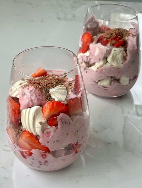 Eton Mess Eaten Mess, Eaton Mess Recipe, Eton Mess Recipe, Farm Meals, Eaton Mess, Xmas Foods, Ambrosia Recipe, Vj Cooks, British Cooking