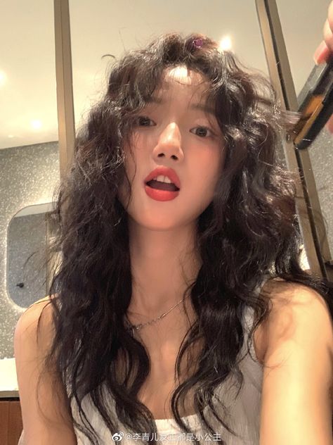 Korean Curly Bangs, Korean Natural Curly Hair, Ulzzang Curly Hair, Long Curly Asian Hair, Hush Cut On Curly Hair, Korean Long Hair Curly, Asian Perm Long Hair, Korean Curly Hair, Korean Perm Women Long Hair