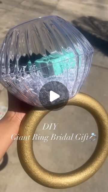 Bridesmaid Gift Ideas Diy, Diy Gift For Bride, Diy Bride Gifts, Bride Basket, Diy Bridal Shower Gifts, Diy Bridesmaid Gifts, Brides Basket, Wedding Gift List, Shower Rings