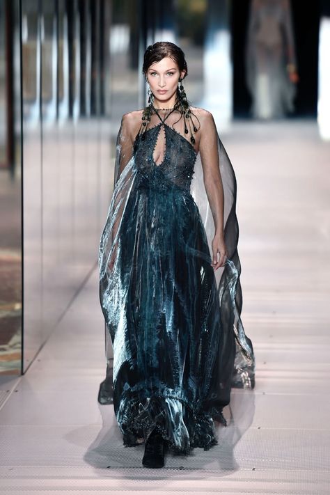 Fendi Runway, Haute Couture Style, Fashion Week Dresses, Fashion Show Dresses, Runway Fashion Couture, Runway Outfits, Demi Moore, Couture Mode, Christy Turlington