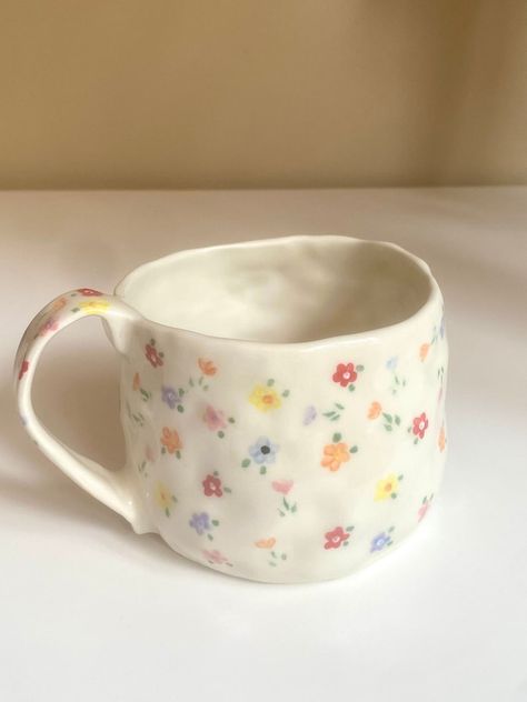 Ceramic Cafe, Diy Pottery Painting, Cerámica Ideas, Hand Painted Mugs, Pottery Painting Designs, Pretty Mugs, Flower Mug, Painted Mugs, Mug Handmade